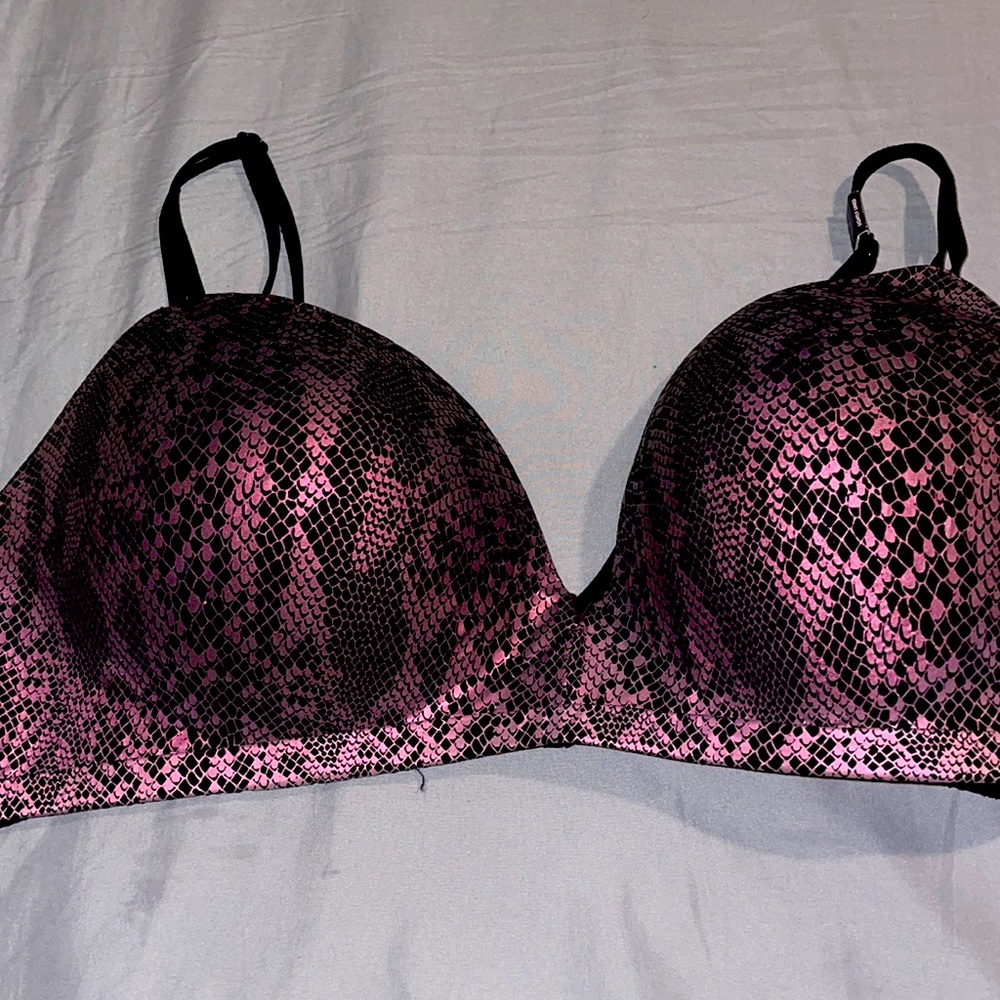 NWT Victoria’s Secret t-shirt bra